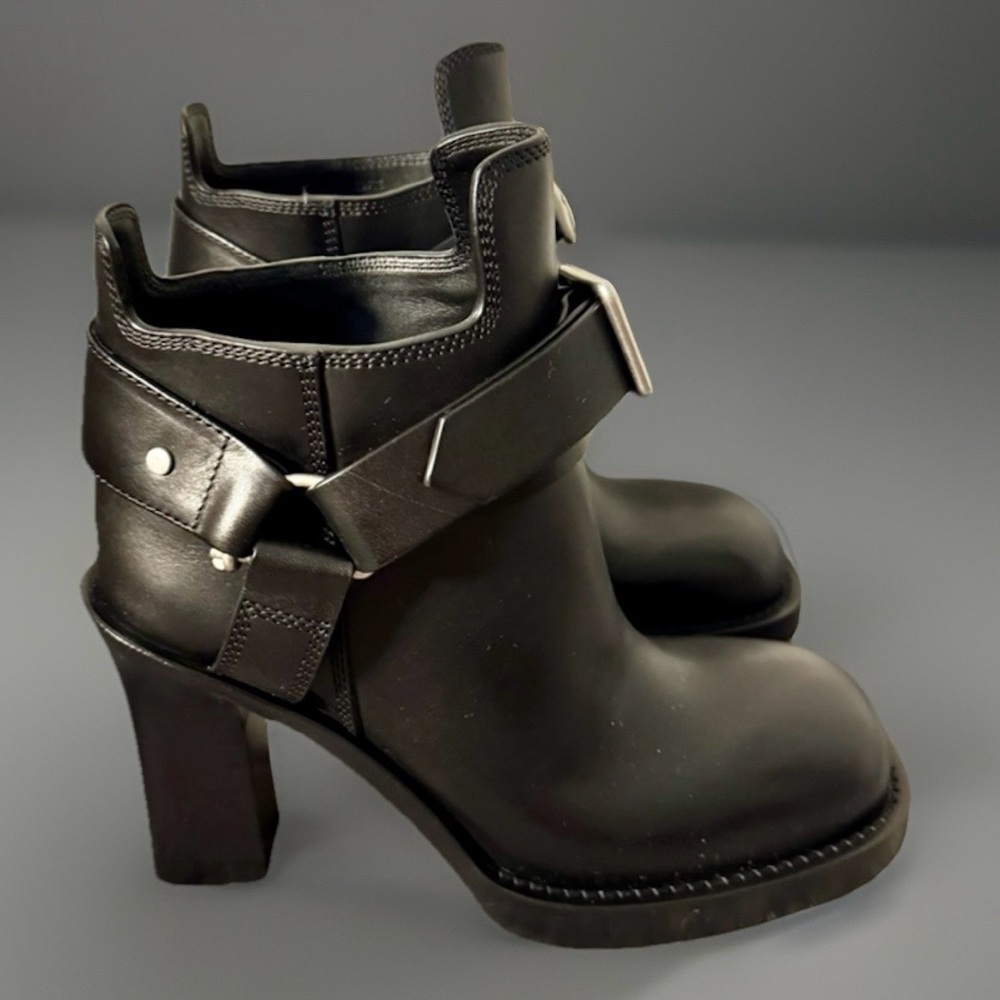 BURBERRY
Black Leather Ankle Boots
Women's - Picture 3 of 16